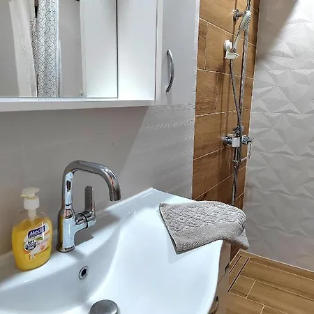 Apartment With Private Yard And Bbq